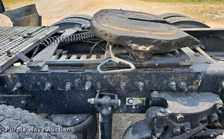 image for item LW9671 2016 Peterbilt 579  semi truck