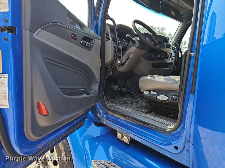 image for item LW9671 2016 Peterbilt 579  semi truck