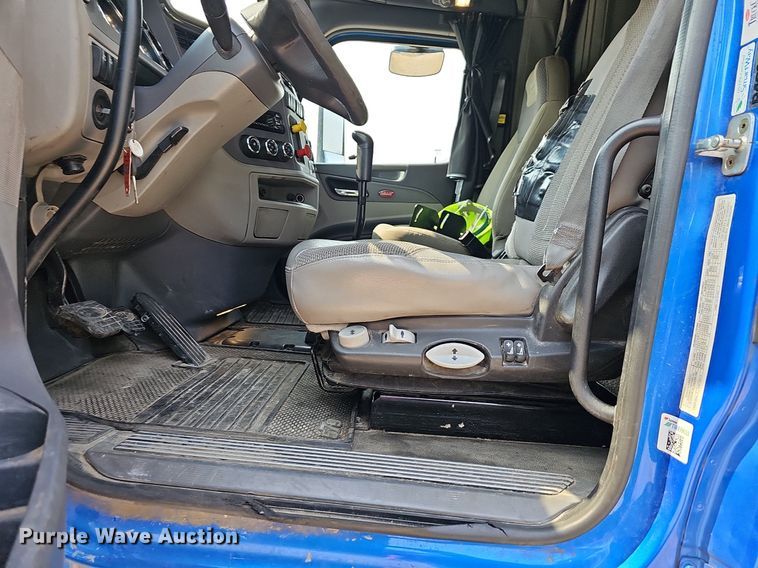 image for item LW9671 2016 Peterbilt 579  semi truck