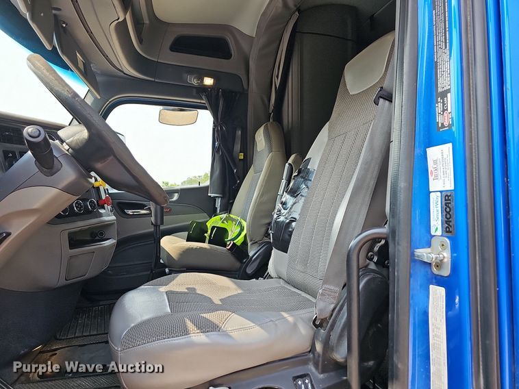 image for item LW9671 2016 Peterbilt 579  semi truck