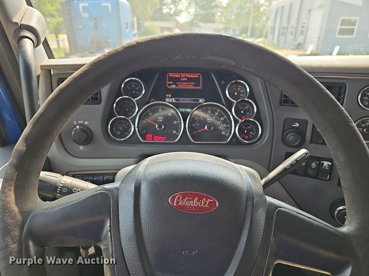 image for item LW9671 2016 Peterbilt 579  semi truck