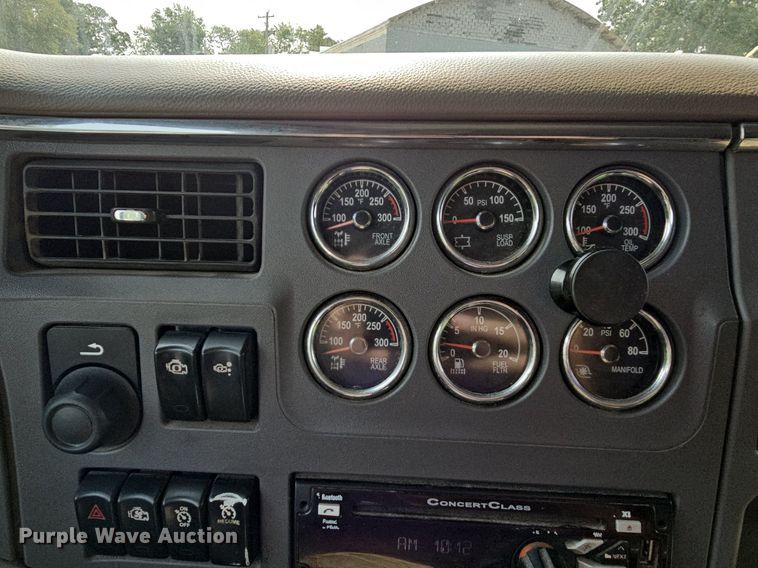 image for item LW9671 2016 Peterbilt 579  semi truck