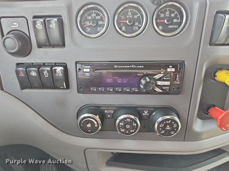 image for item LW9671 2016 Peterbilt 579  semi truck