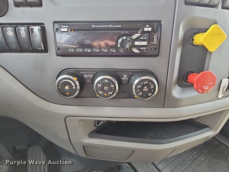 image for item LW9671 2016 Peterbilt 579  semi truck