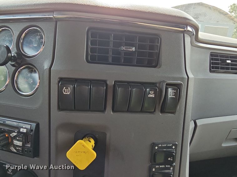 image for item LW9671 2016 Peterbilt 579  semi truck