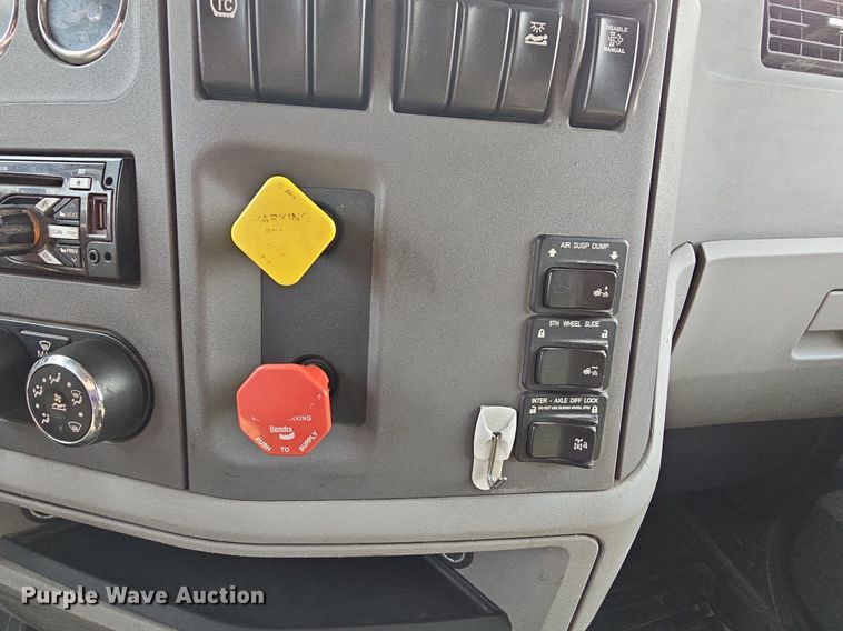 image for item LW9671 2016 Peterbilt 579  semi truck