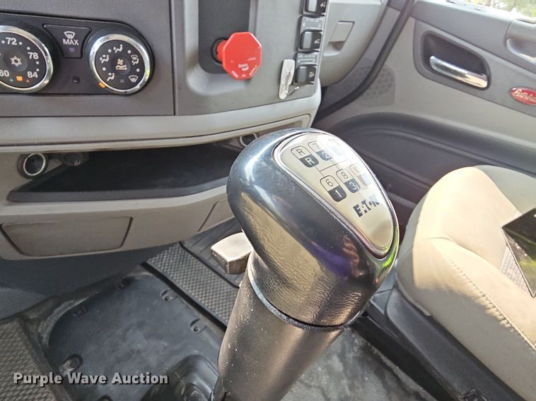 image for item LW9671 2016 Peterbilt 579  semi truck