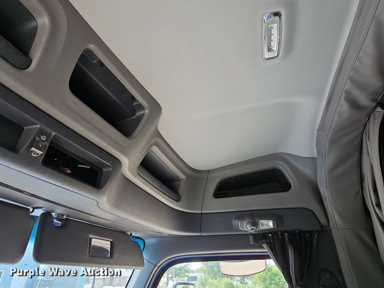 image for item LW9671 2016 Peterbilt 579  semi truck