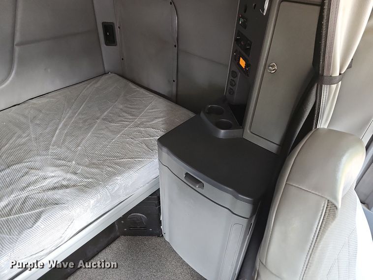 image for item LW9671 2016 Peterbilt 579  semi truck