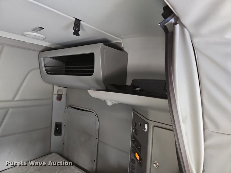 image for item LW9671 2016 Peterbilt 579  semi truck