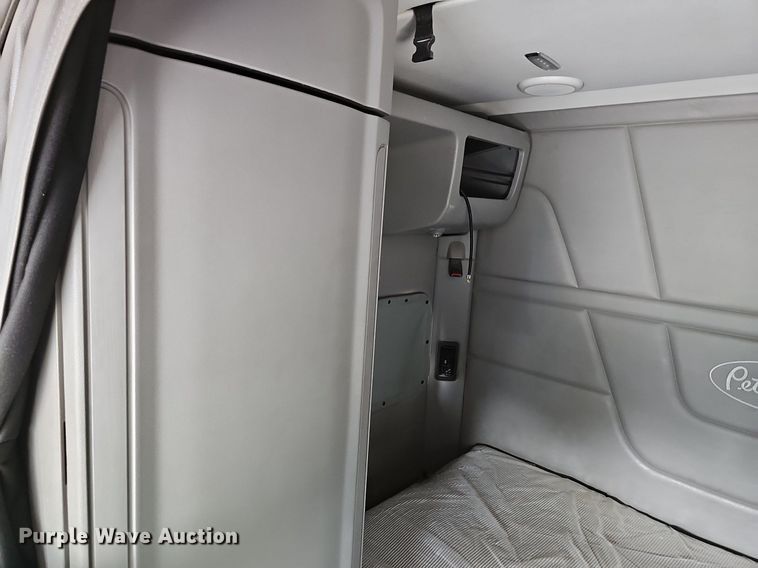 image for item LW9671 2016 Peterbilt 579  semi truck