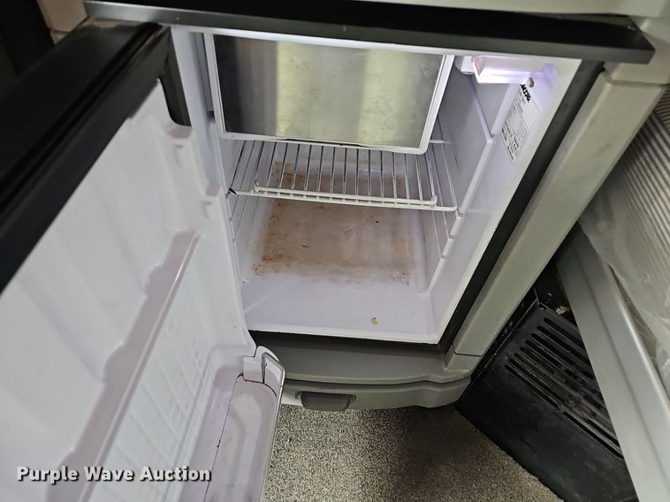 image for item LW9671 2016 Peterbilt 579  semi truck