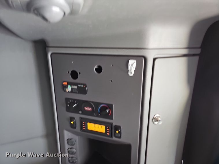 image for item LW9671 2016 Peterbilt 579  semi truck