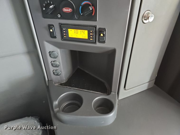 image for item LW9671 2016 Peterbilt 579  semi truck