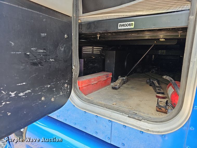 image for item LW9671 2016 Peterbilt 579  semi truck