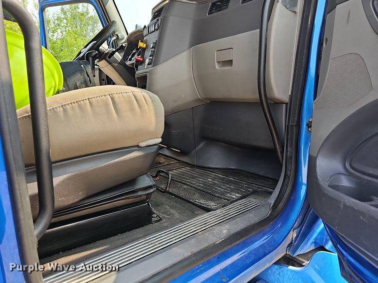 image for item LW9671 2016 Peterbilt 579  semi truck