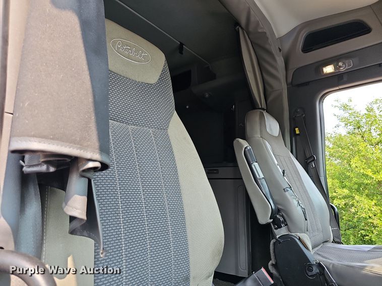 image for item LW9671 2016 Peterbilt 579  semi truck