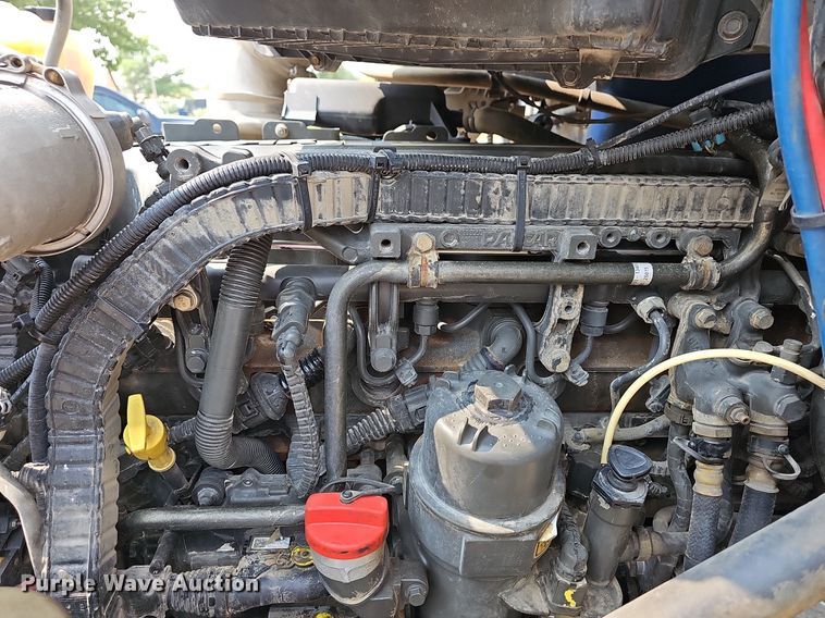 image for item LW9671 2016 Peterbilt 579  semi truck