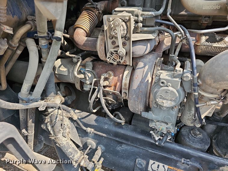 image for item LW9671 2016 Peterbilt 579  semi truck