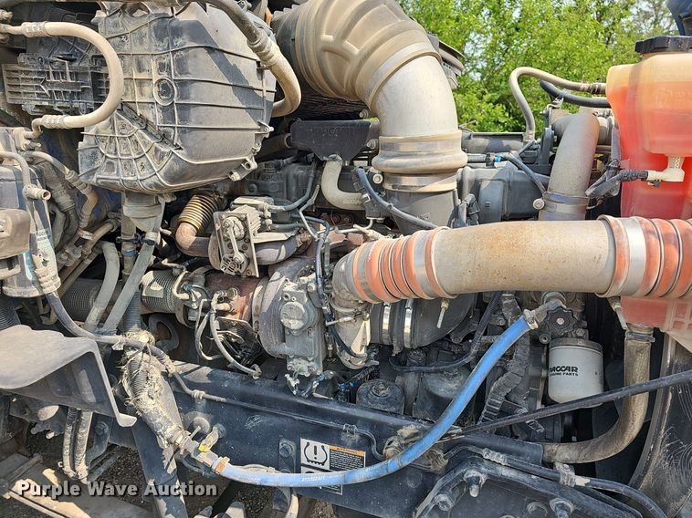 image for item LW9671 2016 Peterbilt 579  semi truck