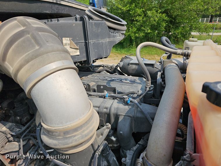 image for item LW9671 2016 Peterbilt 579  semi truck