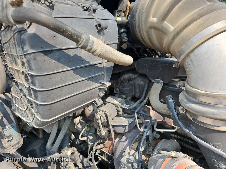 image for item LW9671 2016 Peterbilt 579  semi truck