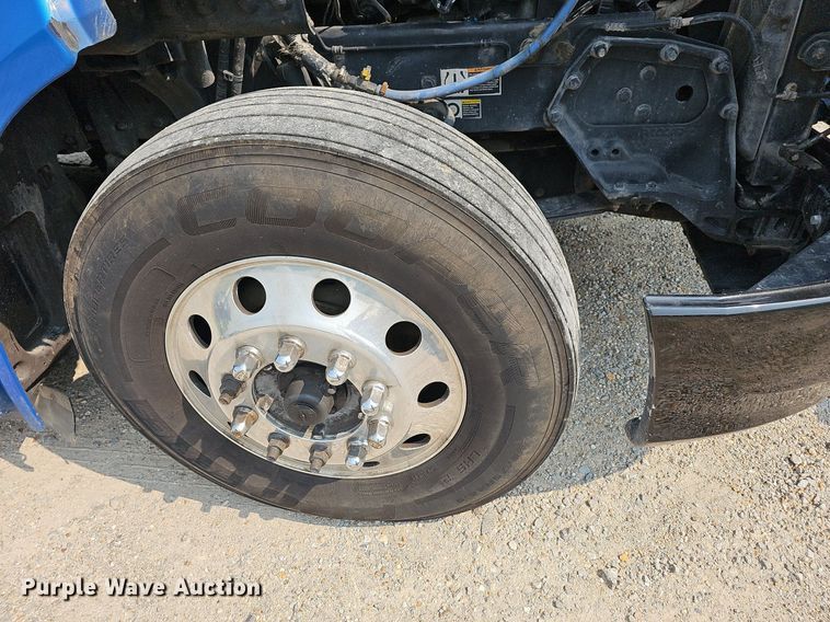 image for item LW9671 2016 Peterbilt 579  semi truck