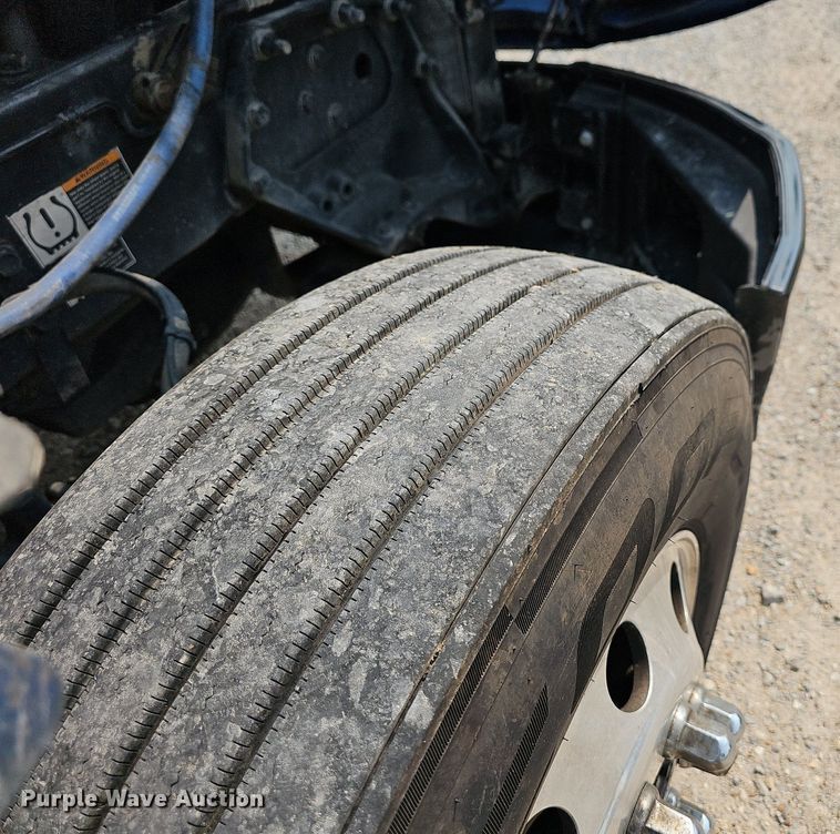 image for item LW9671 2016 Peterbilt 579  semi truck