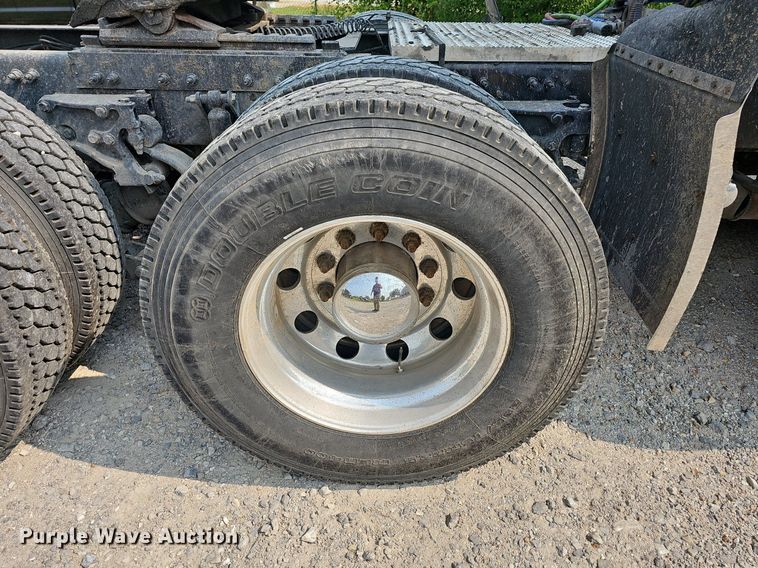 image for item LW9671 2016 Peterbilt 579  semi truck