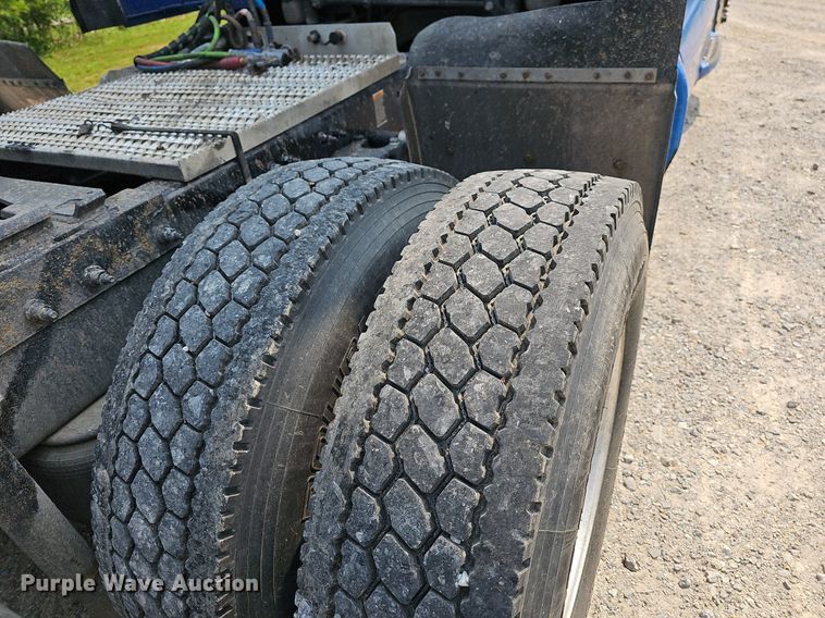 image for item LW9671 2016 Peterbilt 579  semi truck