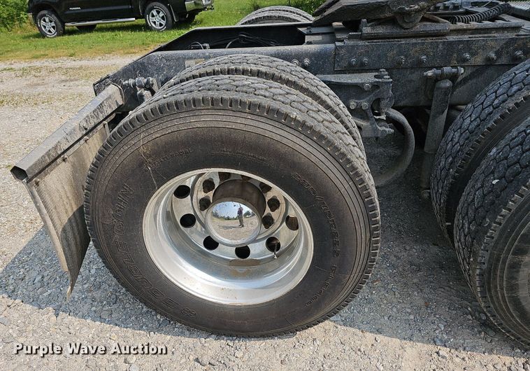 image for item LW9671 2016 Peterbilt 579  semi truck