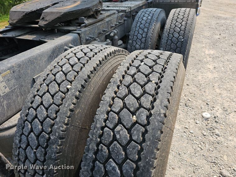 image for item LW9671 2016 Peterbilt 579  semi truck