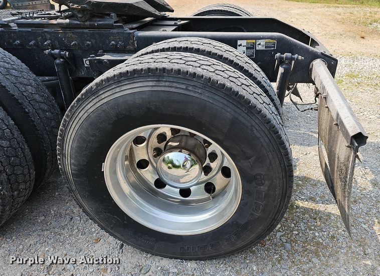 image for item LW9671 2016 Peterbilt 579  semi truck