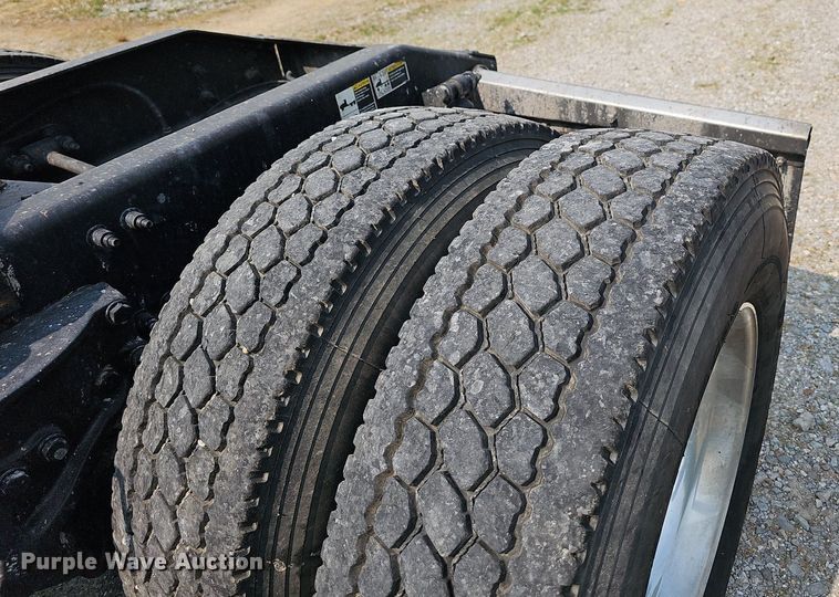 image for item LW9671 2016 Peterbilt 579  semi truck