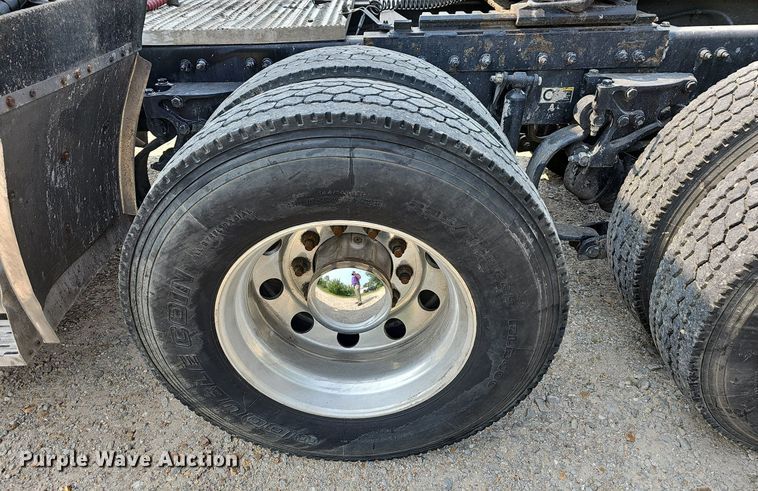 image for item LW9671 2016 Peterbilt 579  semi truck