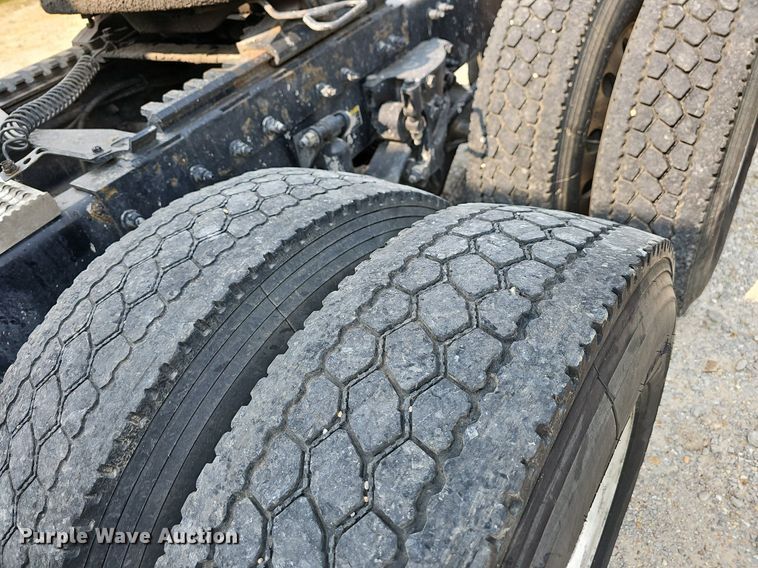 image for item LW9671 2016 Peterbilt 579  semi truck