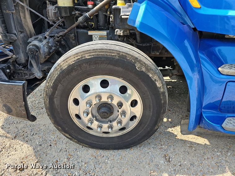 image for item LW9671 2016 Peterbilt 579  semi truck