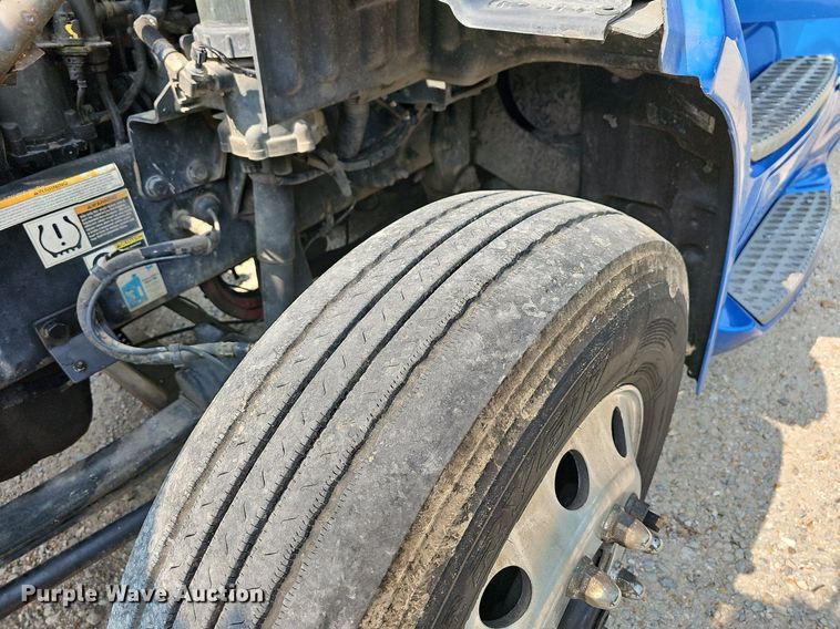 image for item LW9671 2016 Peterbilt 579  semi truck