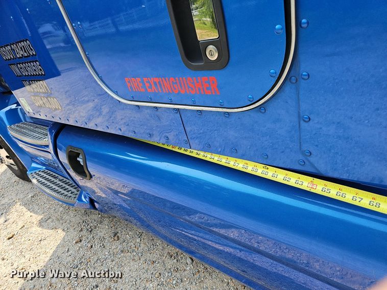 image for item LW9671 2016 Peterbilt 579  semi truck