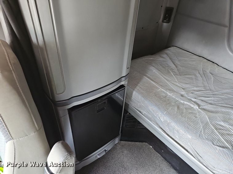 image for item LW9671 2016 Peterbilt 579  semi truck