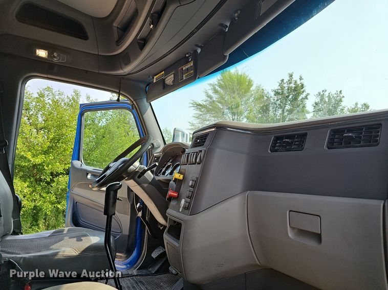 image for item LW9671 2016 Peterbilt 579  semi truck