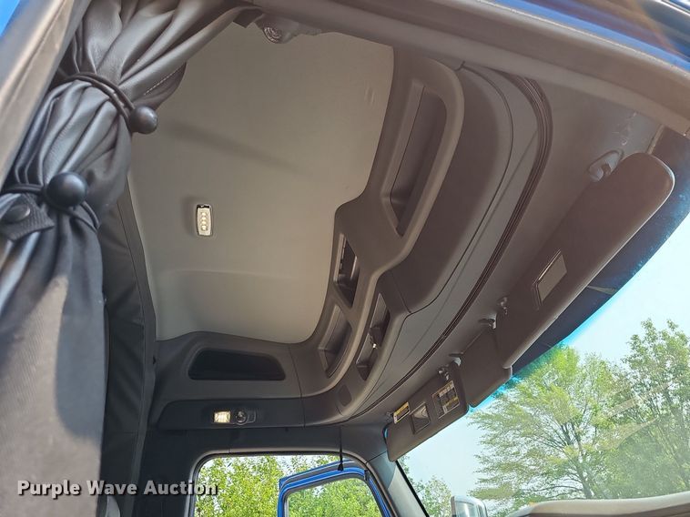 image for item LW9671 2016 Peterbilt 579  semi truck