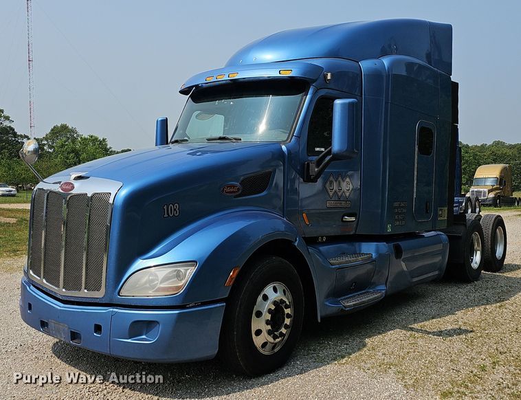 image for item LW9672 2015 Peterbilt 579  semi truck