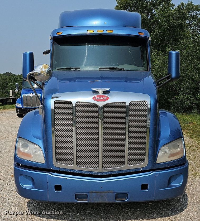 image for item LW9672 2015 Peterbilt 579  semi truck