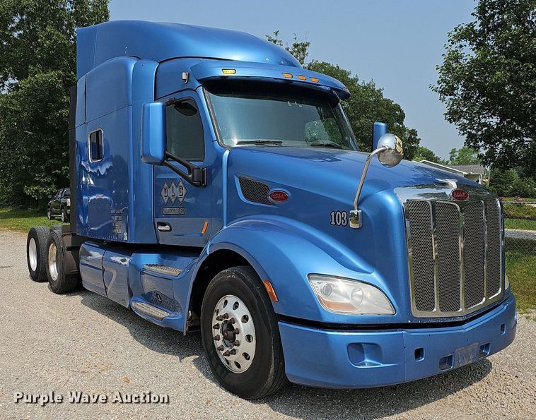 image for item LW9672 2015 Peterbilt 579  semi truck