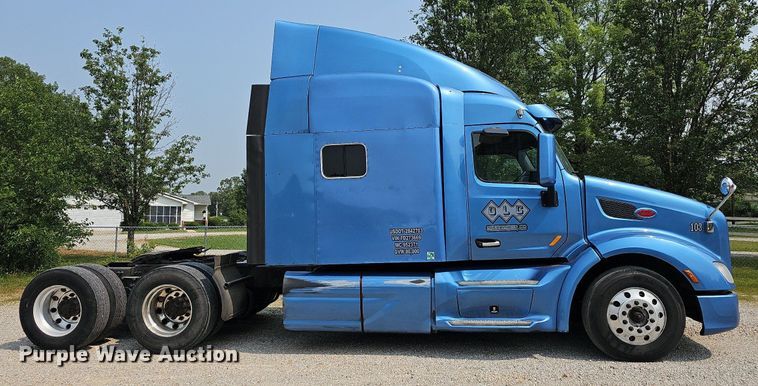 image for item LW9672 2015 Peterbilt 579  semi truck
