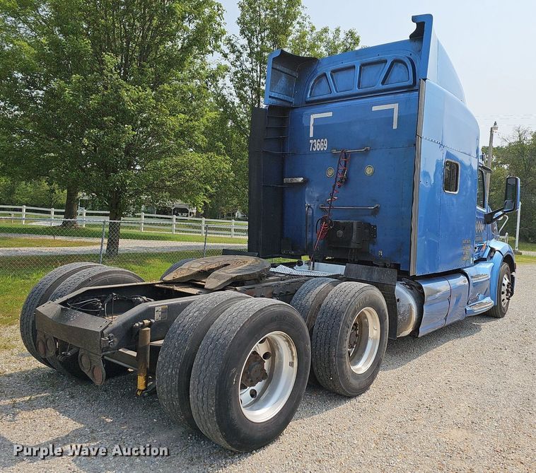 image for item LW9672 2015 Peterbilt 579  semi truck