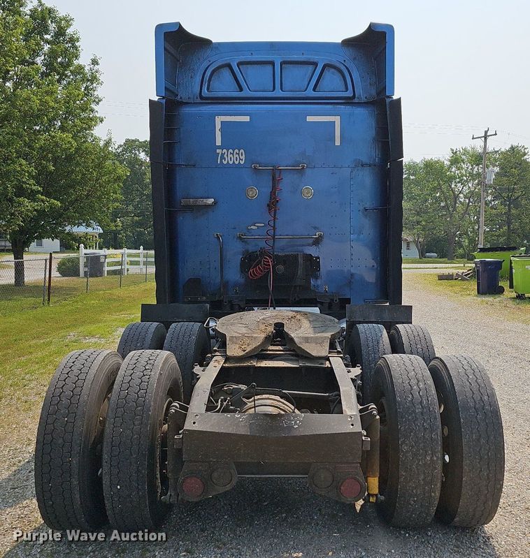 image for item LW9672 2015 Peterbilt 579  semi truck