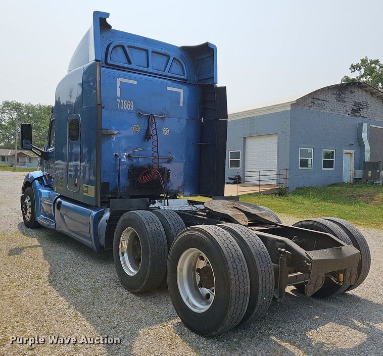image for item LW9672 2015 Peterbilt 579  semi truck