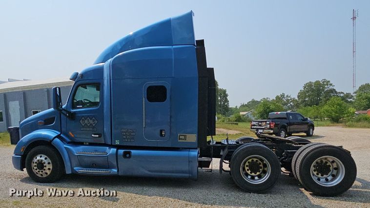 image for item LW9672 2015 Peterbilt 579  semi truck